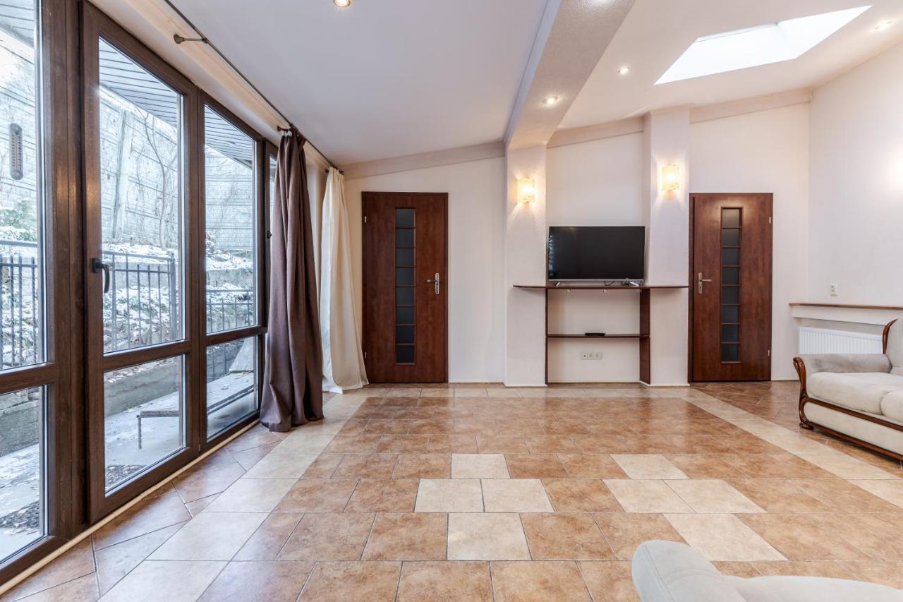 Mangal And Terrace In Center Apartment リヴィウ エクステリア 写真